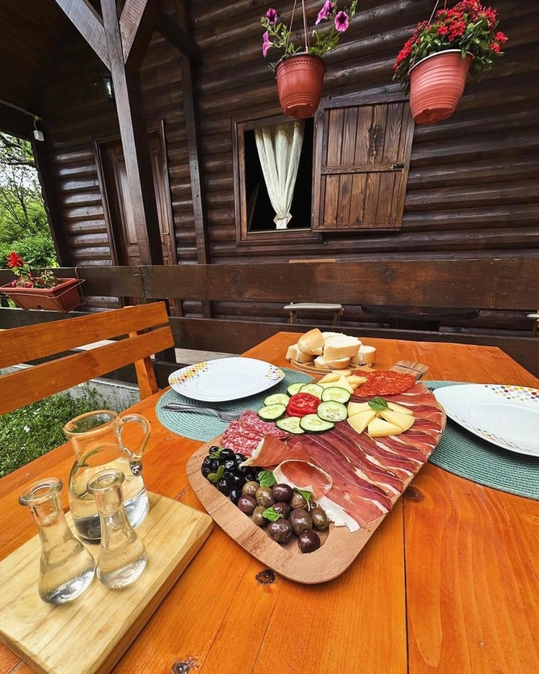 Cabin House Dubovik เซทินเจ ภายนอก รูปภาพ